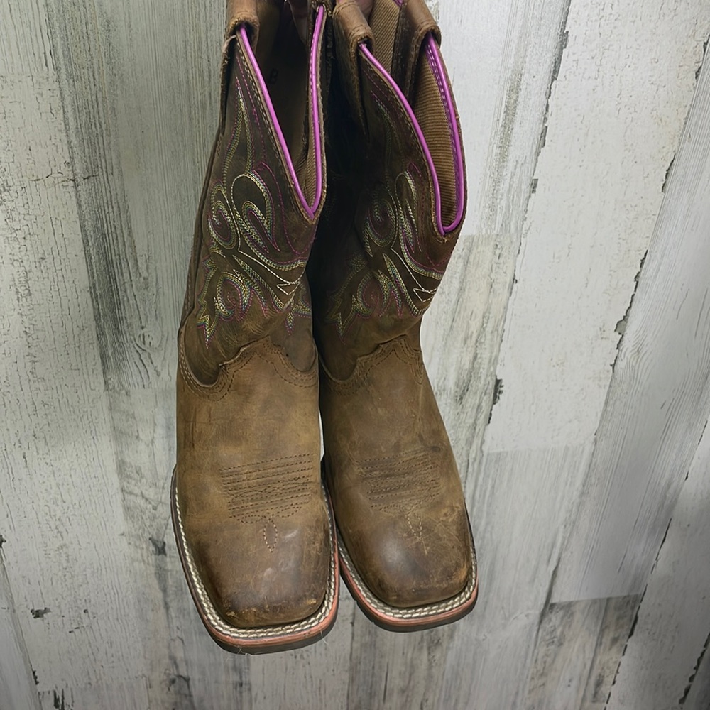 Ariat Woman’s size 5 1/2 B brown leather mid length cowgirl boot purple western
